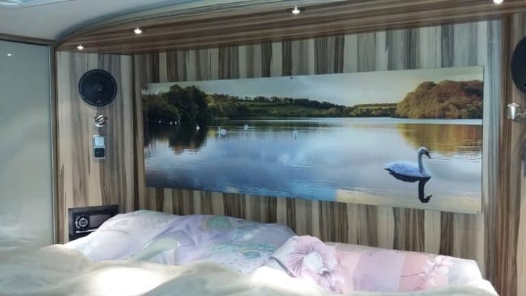 Tableau cygne au-dessus lit camping-car intérieur.