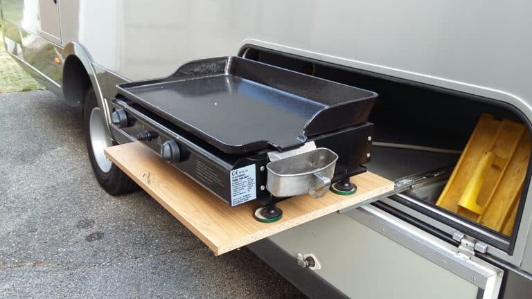 Plaque de cuisson extérieure dans un camping-car