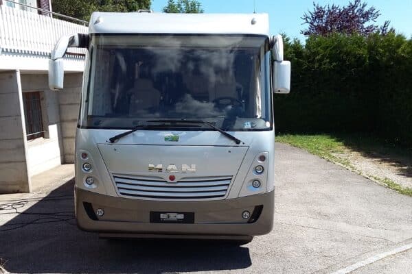 Camping-car stationné sur une allée.
