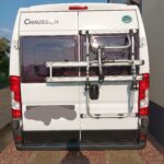Camping-car blanc Chausson avec porte-vélos Thule