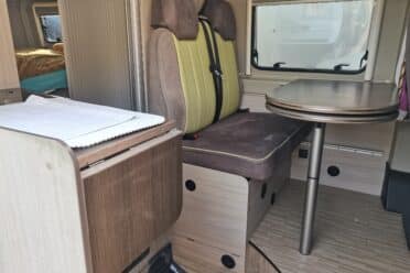 Intérieur de camping-car moderne avec sièges et table
