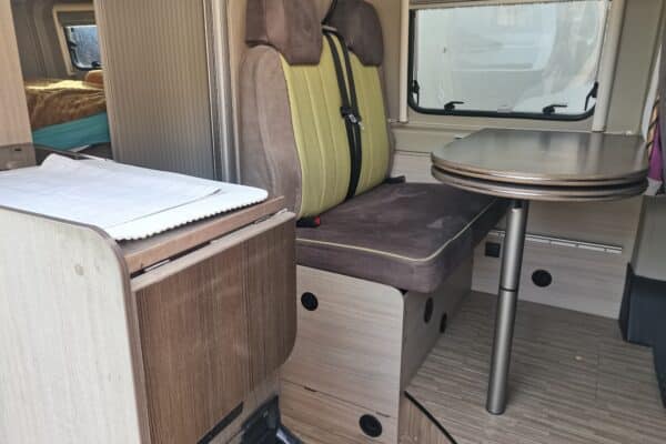 Intérieur de camping-car moderne avec sièges et table