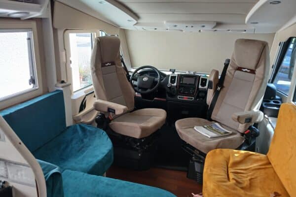Intérieur moderne de camping-car, sièges confortables