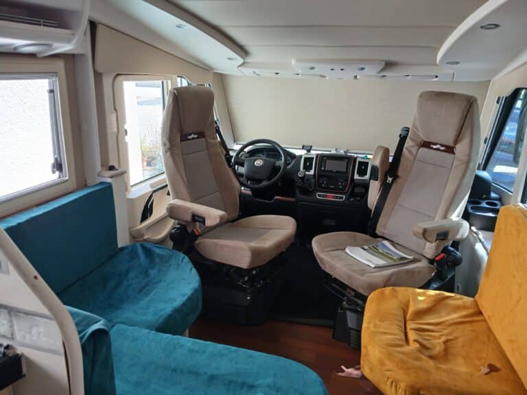 Intérieur moderne de camping-car, sièges confortables
