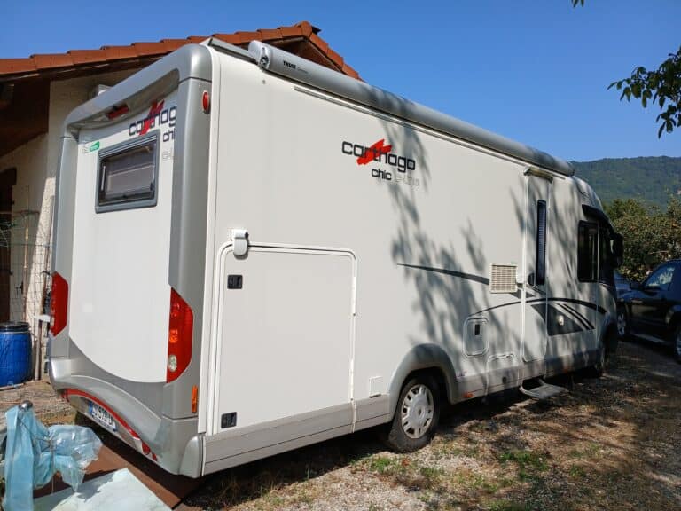 Camping-car Carthago stationné en plein air