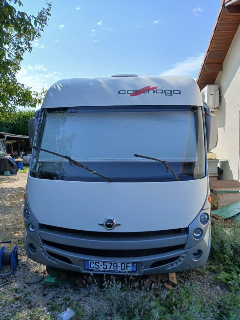 Camping-car Carthago stationné en extérieur
