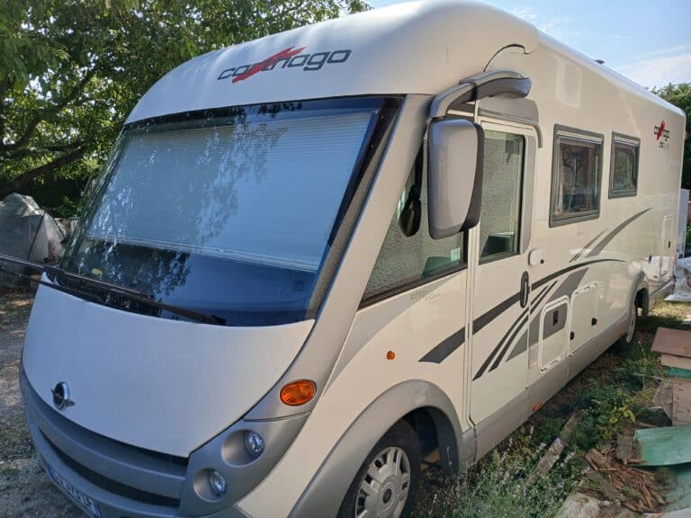 Camping-car Carthago blanc stationné