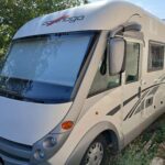 Camping-car Carthago blanc stationné