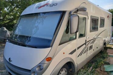 Camping-car Carthago blanc stationné