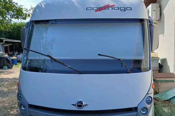 Camping-car Carthago garé en extérieur