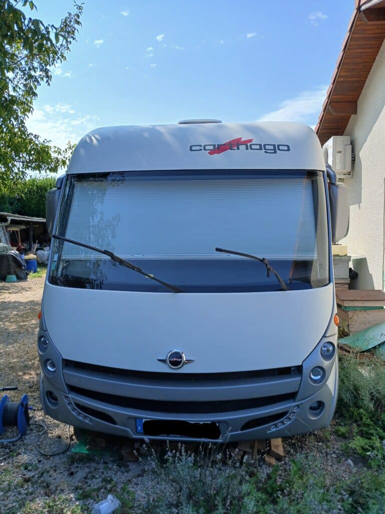 Camping-car Carthago garé en extérieur