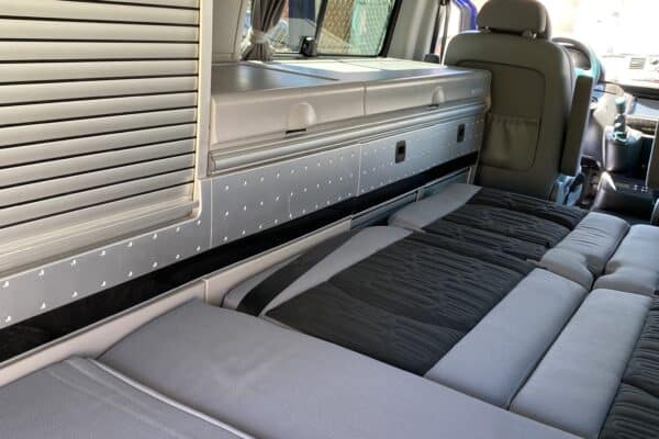 Intérieur d'un van aménagé moderne et spacieux