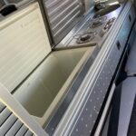 Intérieur de van Westfalia avec cuisine compacte