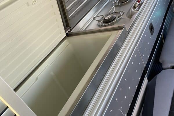 Intérieur de van Westfalia avec cuisine compacte