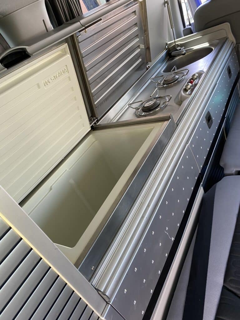 Intérieur de van Westfalia avec cuisine compacte