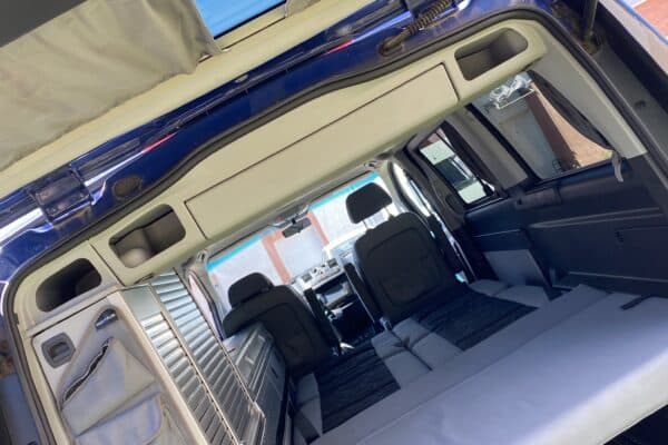 Intérieur spacieux d'un van avec sièges et fenêtres ouvertes