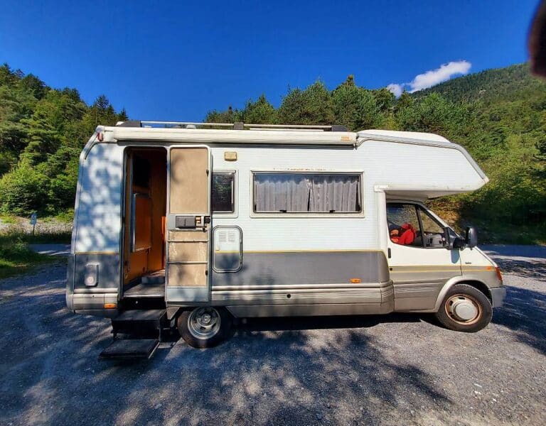 Camping-car ouvert dans une région montagneuse ensoleillée