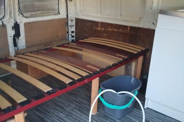 Leerer Innenraum eines Kastenwagen in der Ausbau