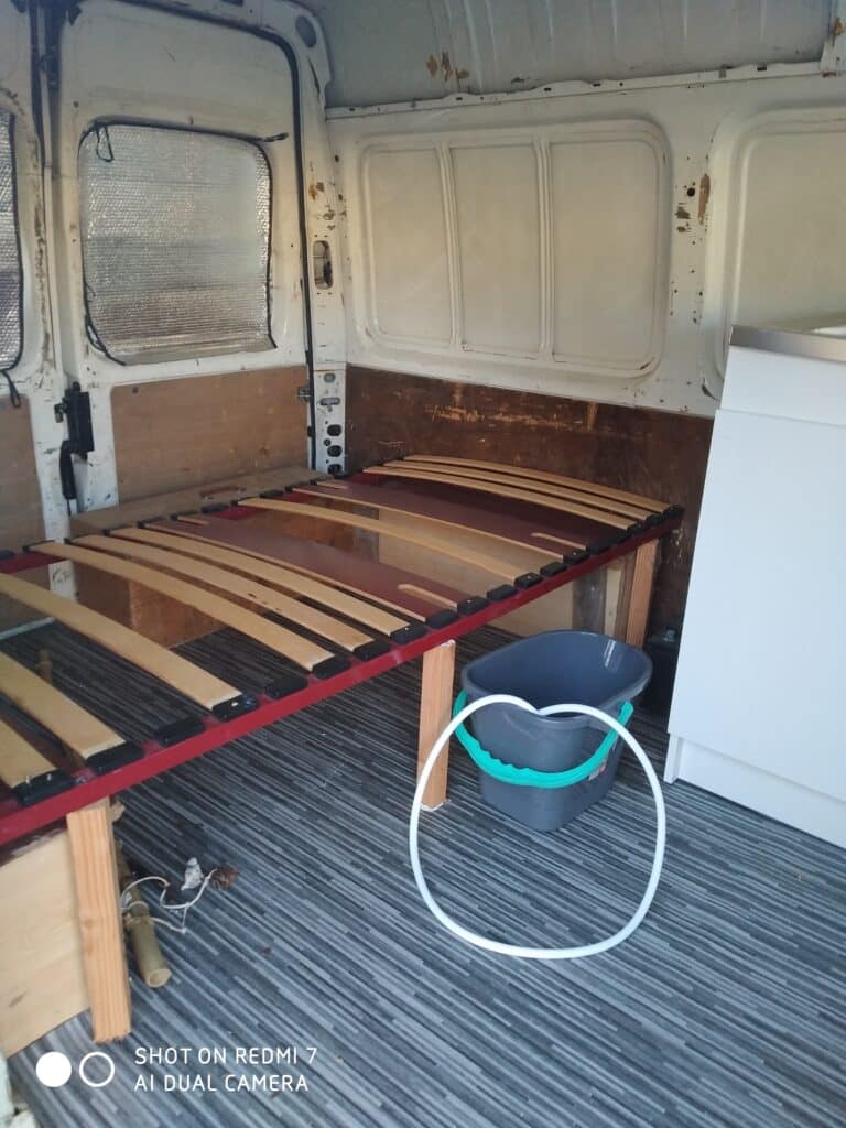 Intérieur vide d'un fourgon en cours d'aménagement