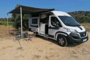 Camping-car moderne garé dans la nature