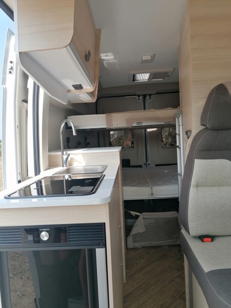 Intérieur moderne de camping-car avec cuisine équipée