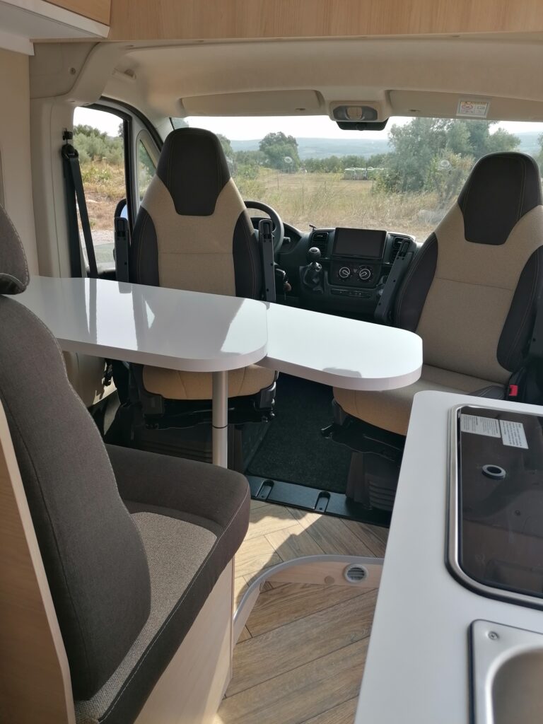 Intérieur moderne de camping-car avec vue sur la campagne