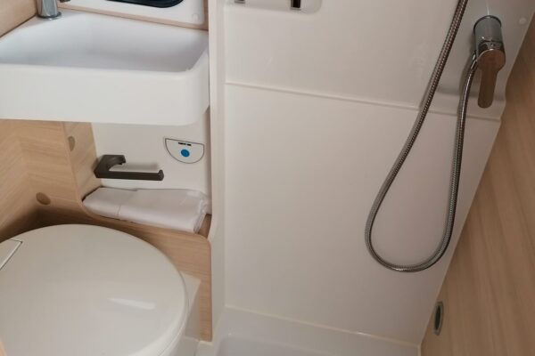 Intérieur compact de salle de bain moderne en camping-car