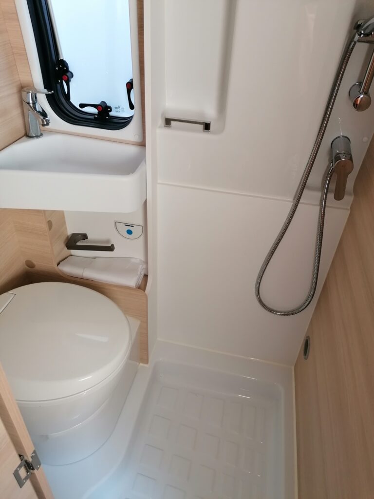 Intérieur compact de salle de bain moderne en camping-car