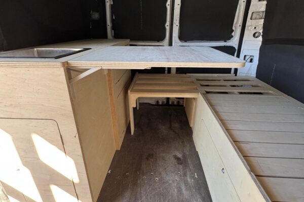 Intérieur fourgon aménagé avec structures en bois