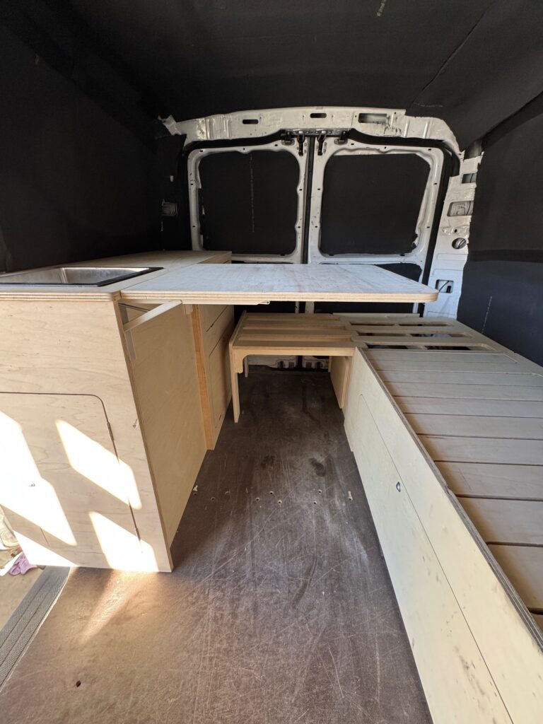 Intérieur fourgon aménagé avec structures en bois
