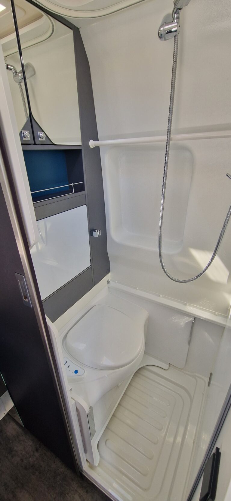 Toilette et douche moderne en camping-car.
