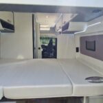 Intérieur moderne de camping-car avec lit double spacieux