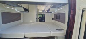 Intérieur moderne de camping-car avec lit double spacieux