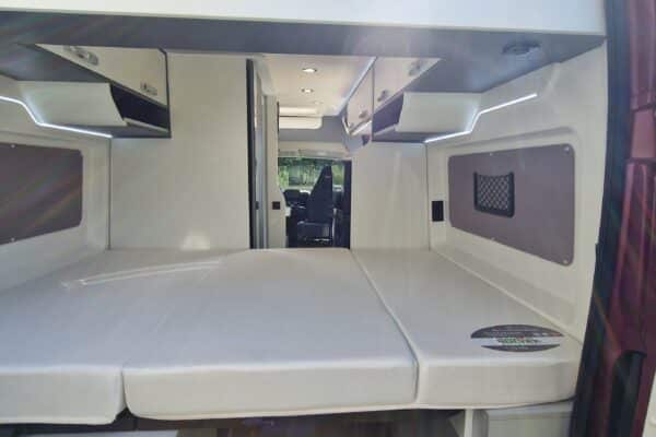 Interni moderni del camper con ampio letto matrimoniale