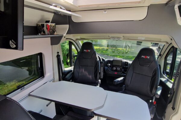 Interno moderno di Camper con sedili e tavolo