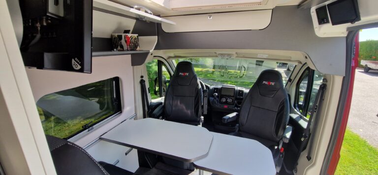 Intérieur moderne de camping-car avec sièges et table