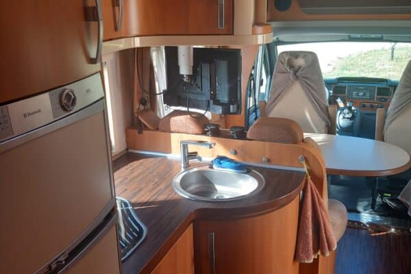 Intérieur moderne de camping-car avec cuisine équipée