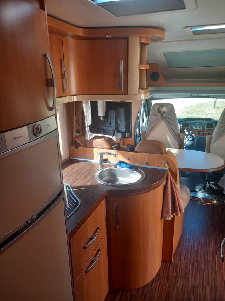 Intérieur moderne de camping-car avec cuisine équipée