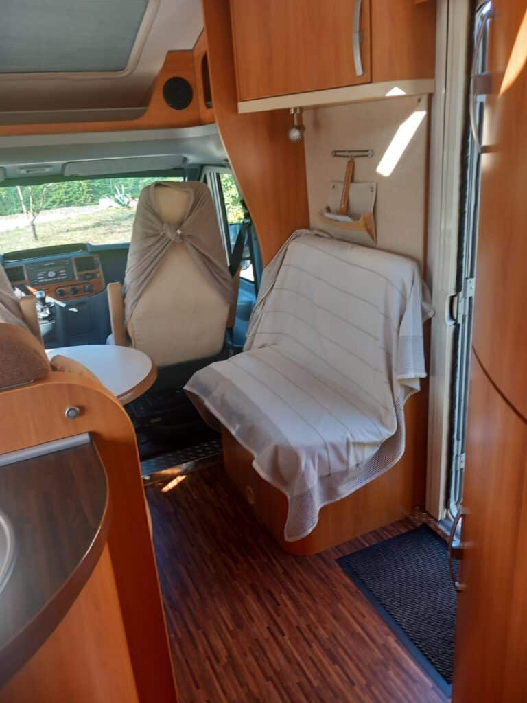 Intérieur de camping-car avec sièges et cuisine compacte