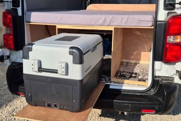 Ausbau Nutzfahrzeug mit Bett und Stauraum