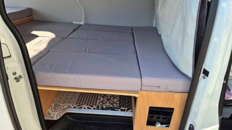 Intérieur de van avec lit double et rangements