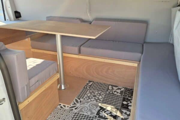 Moderne Inneneinrichtung von Wohnmobil mit Sitzen und Tisch