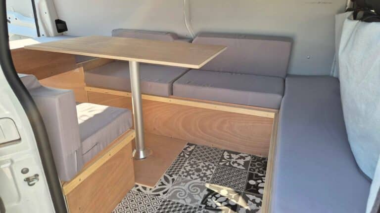 Intérieur moderne de camping-car avec sièges et table
