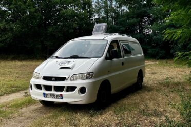 Fourgonnette blanche équipée pour médecine d'urgence