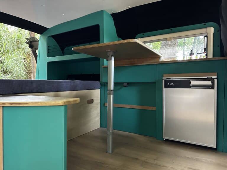 Intérieur moderne de van aménagé avec cuisine turquoise