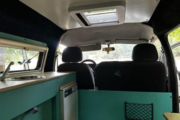 Innenansicht von Campervan mit kompakter Küche