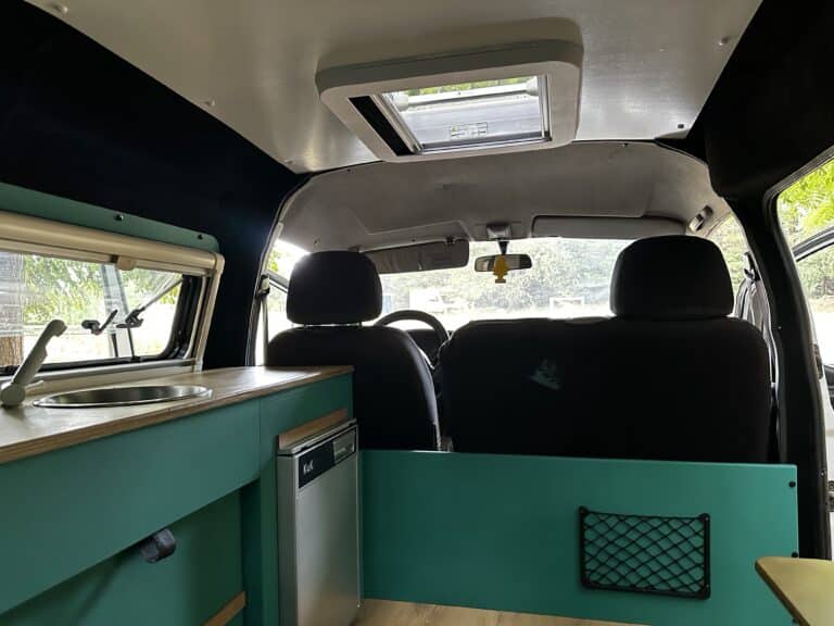 Intérieur de van aménagé avec cuisine compacte
