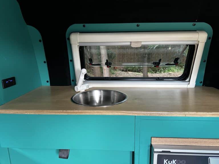 Intérieur de camping-car avec kitchenette turquoise