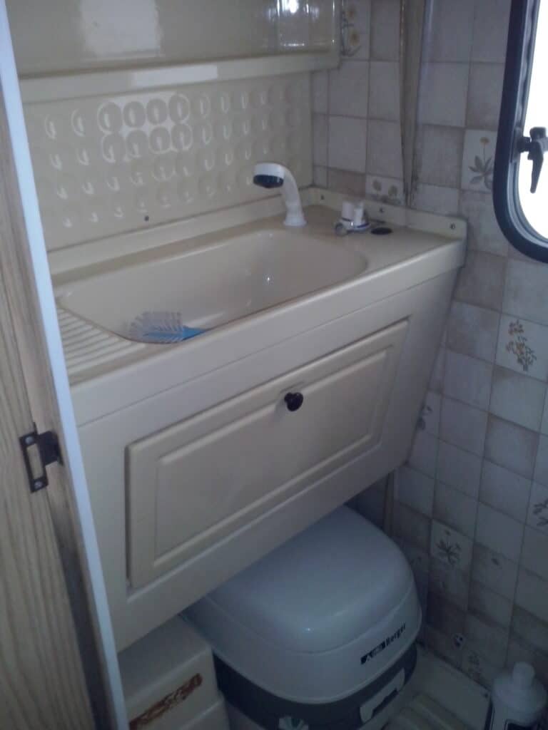 Petite salle de bain compacte avec toilette