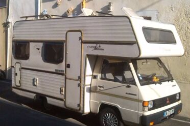 Camping-car stationné devant une maison